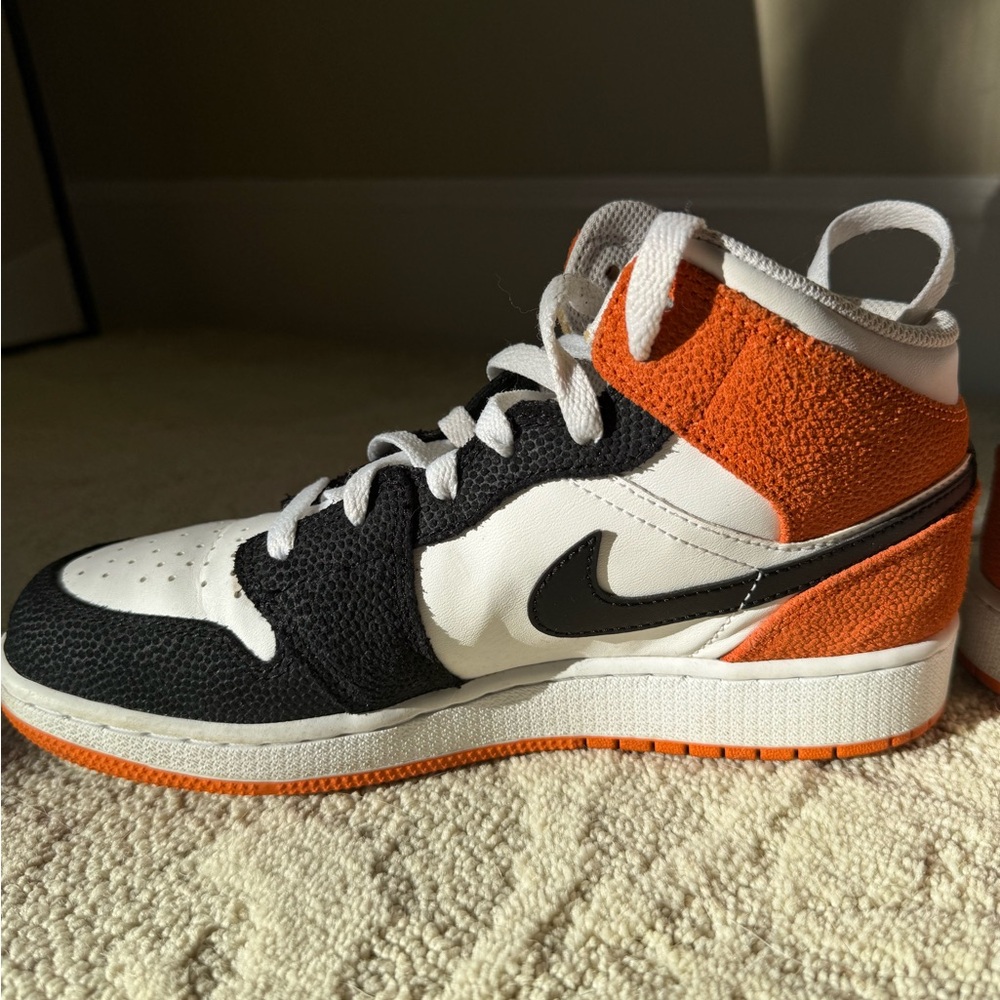 Nike Air Jordan 1 Mid Floral Embroidery Sneakers Youth 6Y Women’s 7.5 - Picture 3 of 7